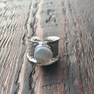 Hammered Finish Band Ring with Mother of Pearl