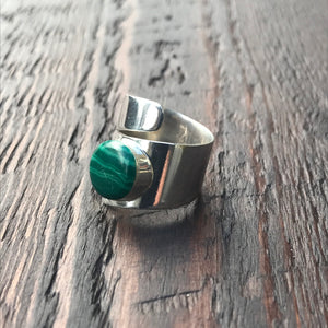 Green Malachite Twist Design Sterling Silver Ring