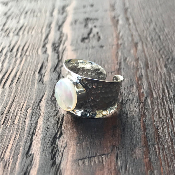 Hammered Finish Band Ring with Mother of Pearl