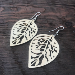 ‘El Bosque' Leaf Drop Wooden Earrings (Natural)