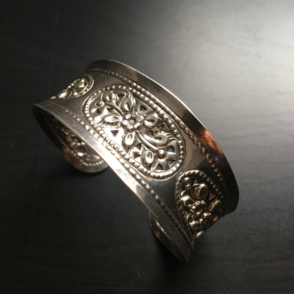 'Karen Hill Tribe' Ethnic Flowers Oval Design Cuff Bangle - Sterling Silver Bangle