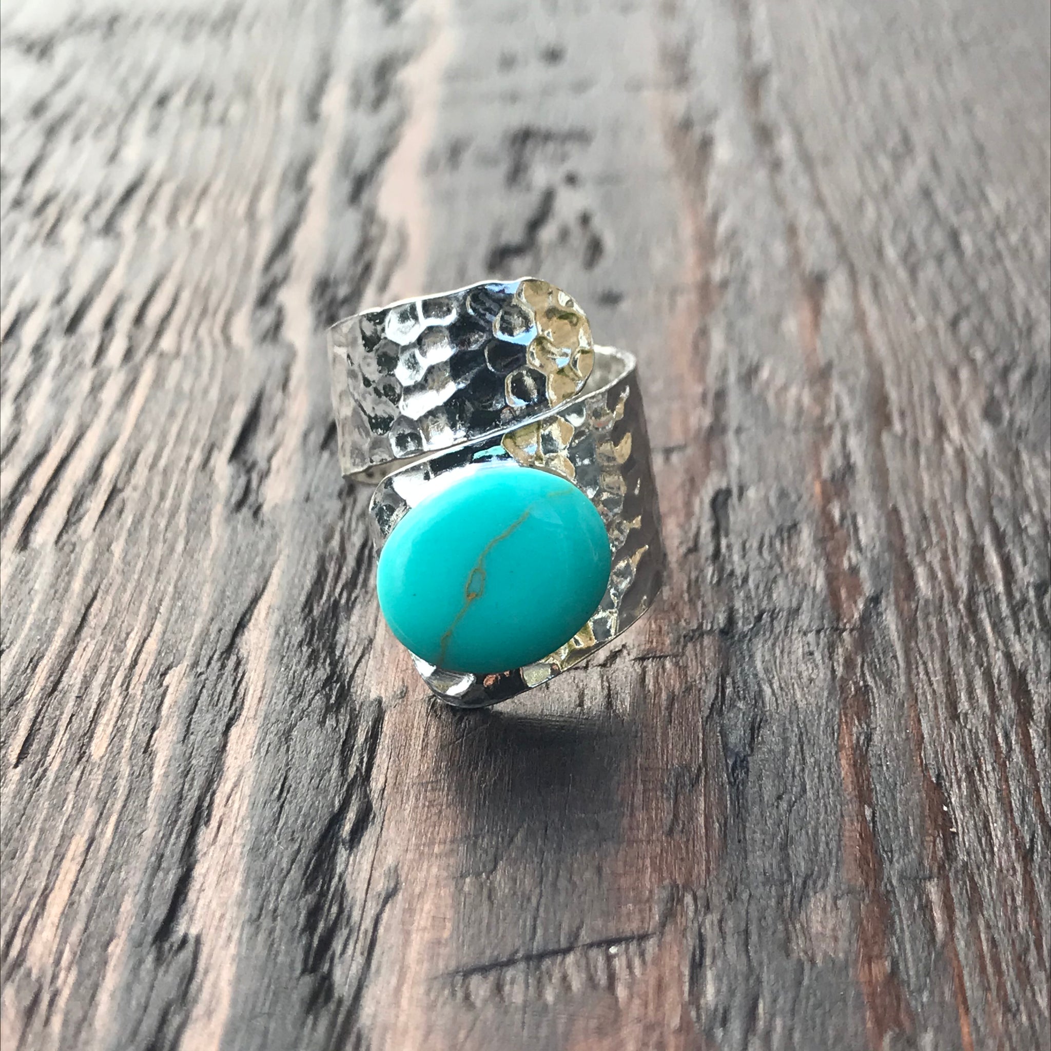 'White Isle' Green Turquoise Twist Design Hammered Sterling Silver Ring