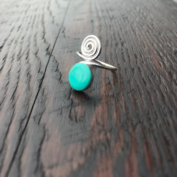 'White Isle' Green Turquoise Spiral Design Sterling Silver Ring
